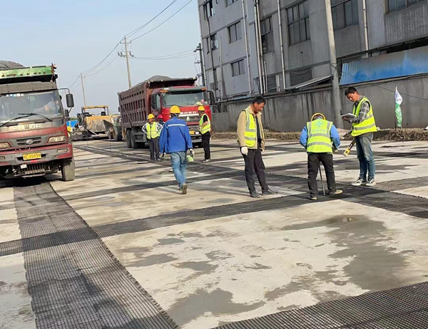 融水老材料的新故事:玻璃纤维土工格栅如何在‘白改黑’浪潮中重获新生?
